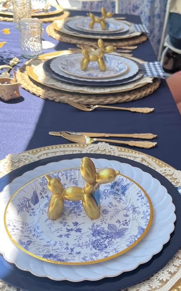 Elegant table setting with gold balloon dogs