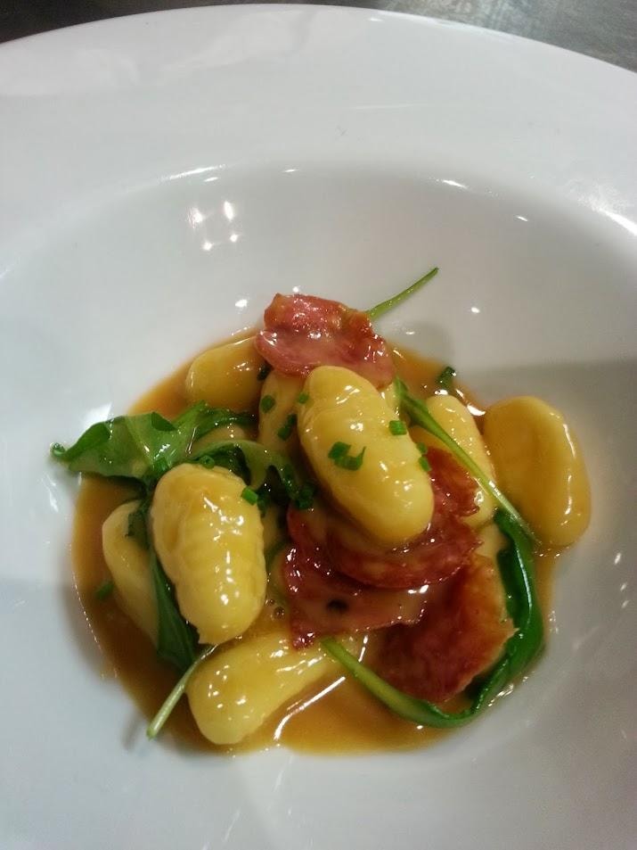 Seared scallops with green beans and sauce